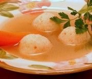 Бульон с галушками из мацы